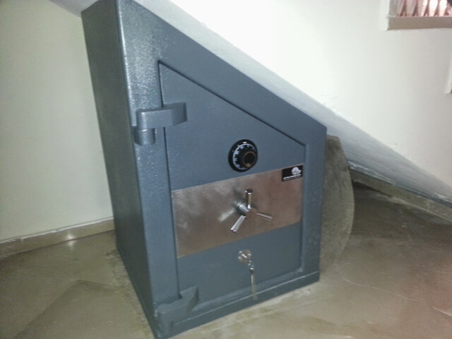 כספת בנויה בקיר