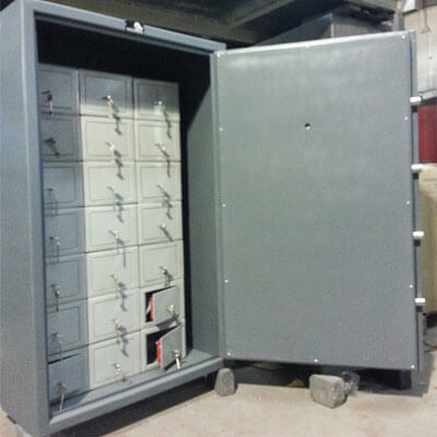 דלתות נשק כבדות