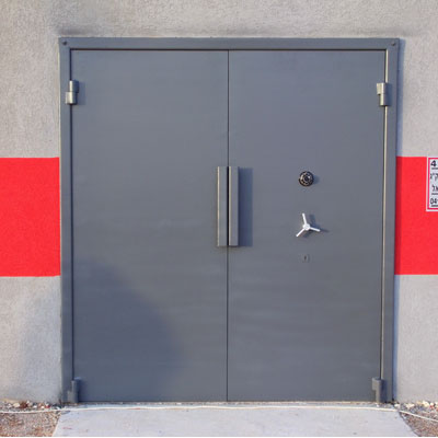 דלתות חדר נשק כבדות